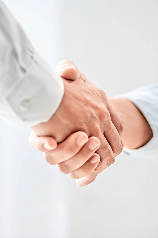 Dos manos estrechándose. Negocios, asociación, cooperación, acuerdo, apretón de manos.