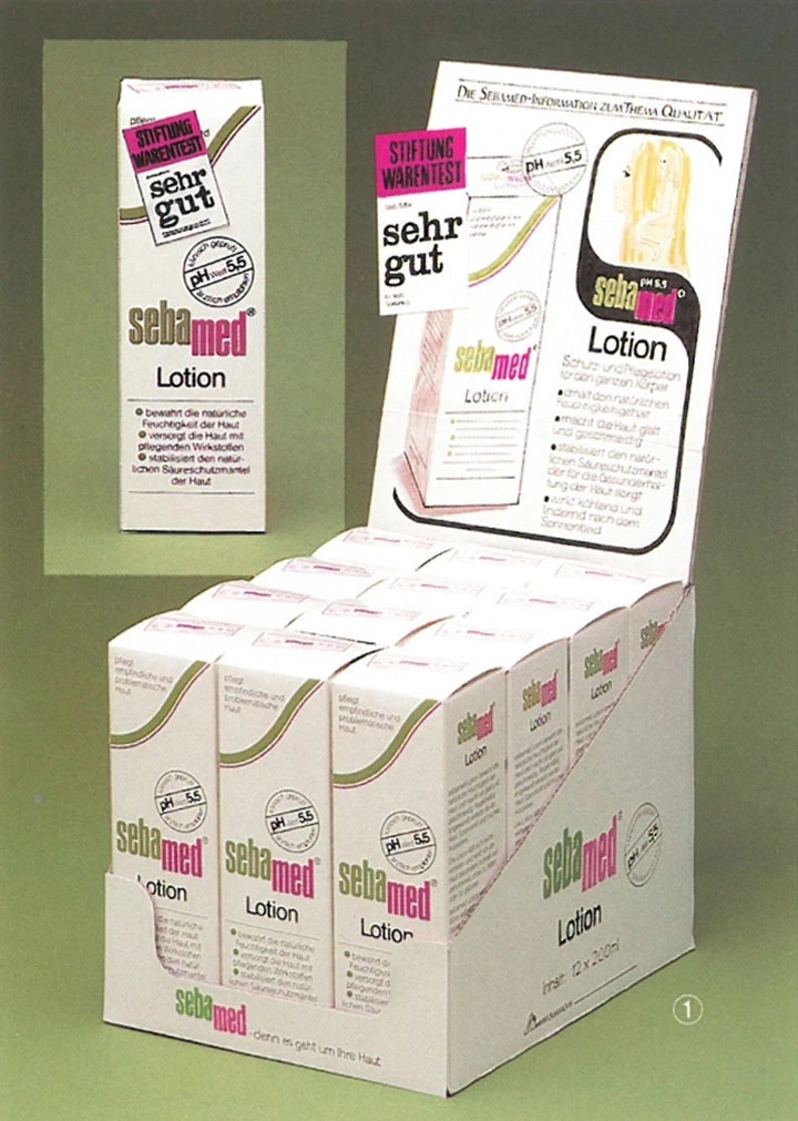 Exhibidor de loción Sebamed con calificación 'muy bueno' y pH 5.5.
