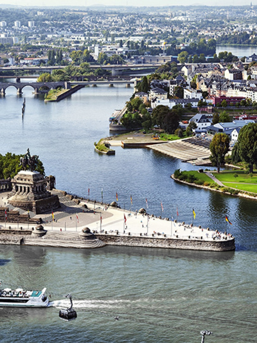 Vista aérea de una ciudad fluvial con puentes y monumentos