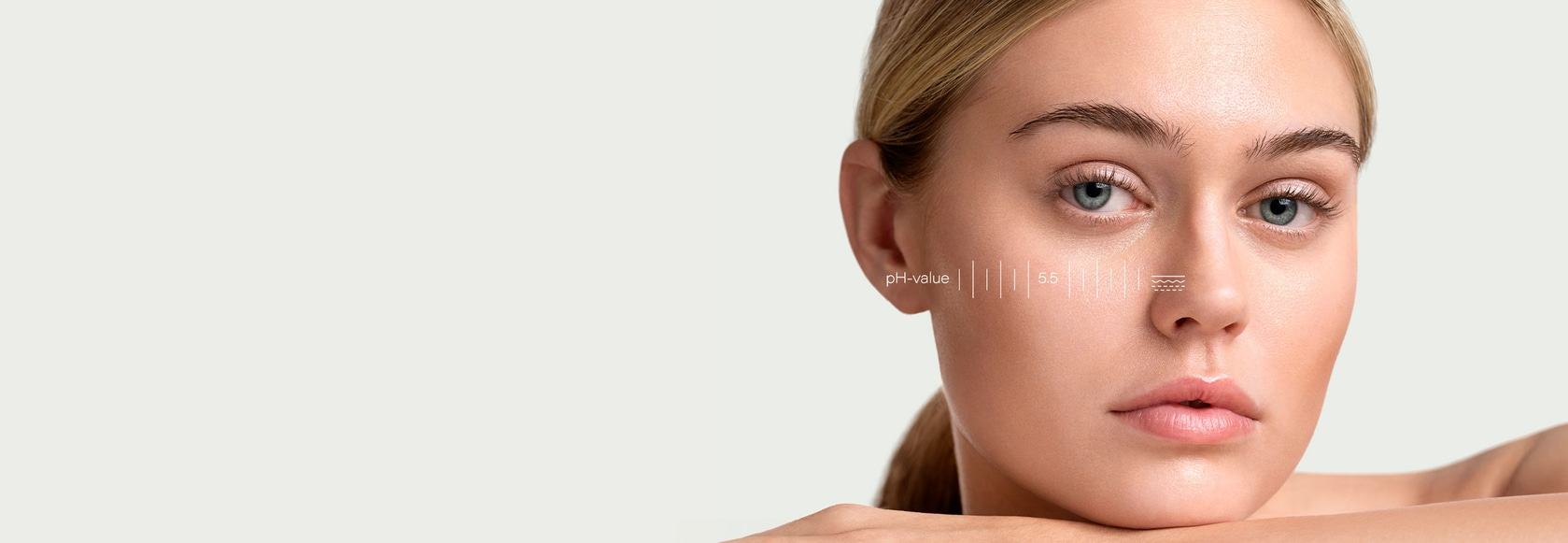 Primer plano de un rostro con un diagrama de valor de pH que indica la salud de la piel facial.