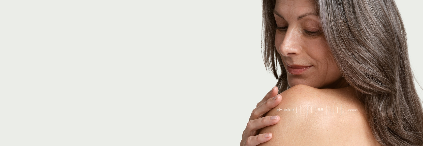 Mujer tocando hombro, pH 5.5, cuidado de la piel, belleza, bienestar, rostro, cabello, salud