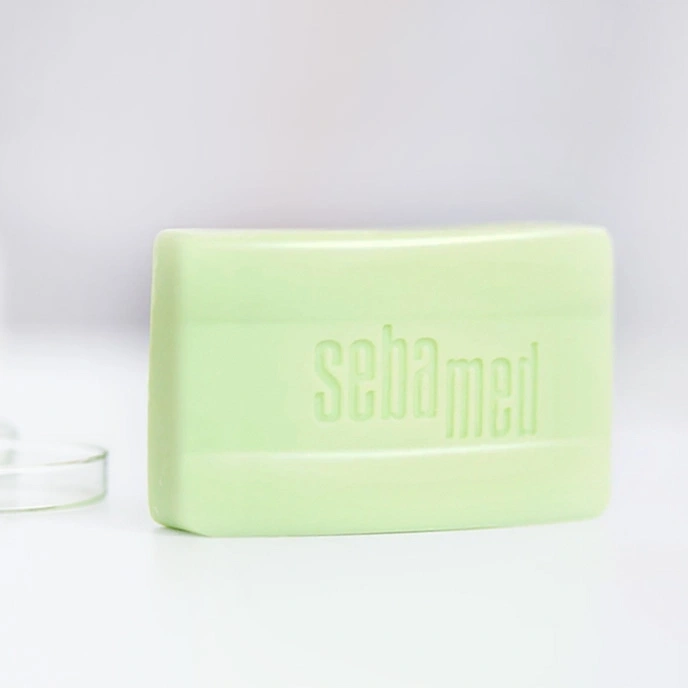 Una pastilla de jabón verde con la palabra 'sebamed'.